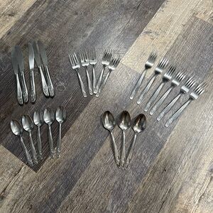 Oneida Custom Roseanne Flatware Silver Flatware Set - 24